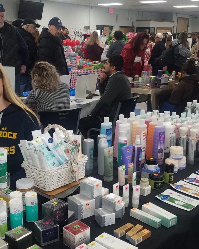 Image for Holiday Vendor Pop-Up & Craft Fair at Clifton High School (December)